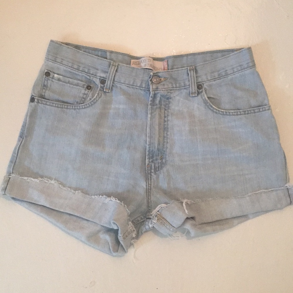 light wash levi’s shorts